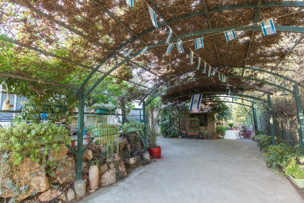 Leyad Hashmura Lodging Yesod Hamaala Exterior photo